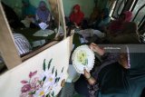 Anggota Kelompok Wanita Tani (KWT) Candra Kirana mengikuti pelatihan kerajinan sulam pita di Desa Paron, Kediri, Jawa Timur, Rabu (9/5). Pelatihan pembuatan tas, tempat tisue, hiasan dinding, dan sarung bantal dengan sulam pita tersebut bertujuan memberdayakan anggota KWT guna mengisi waktu jeda antara musim tanam ke musim panen yang cenderung memiliki banyak waktu luang di rumah. Antara Jatim/Prasetia Fauzani/zk/18