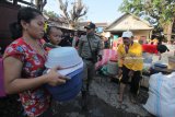 Warga mengangkuti barang-barang miliknya sebelum rumahnya dibongkar di kawasan Pesapen, Surabaya, Jawa Timur, Jumat (11/5). Pembongkaran sejumlah bangunan liar yang berdiri di lahan Pemkot Surabaya itu untuk mengamankan aset Pemerintah Kota Surabaya. Antara Jatim/Didik Suhartono/mas/18.