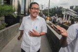 Kadis Pendidikan Bandung Barat Imam Santoso Mulyo berjalan keluar seusai menjalani pemeriksaan di gedung KPK, Jakarta, Kamis (17/5/2018). Imam diperiksa sebagai saksi untuk kasus Tindak Pidana Korupsi menerima hadiah atau janji kepada Bupati Bandung Barat periode 2013-2018 dengan tersangka Kepala Badan Perencanaan Pembangunan Daerah Kabupaten Bandung Barat Adiyoto. (ANTARA FOTO/Muhammad Adimaja) 