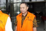 Bupati nonaktif Halmahera Timur Rudi Erawan (kanan) berjalan keluar ruangan seusai menjalani pemeriksaan di gedung KPK, Jakarta, Jumat (25/5/2018). KPK memeriksa Rudi Erawan sebagai tersangka terkait kasus suap senilai Rp 6,3 miliar pada proyek Kementerian PUPR tahun 2016. (ANTARA FOTO/ Reno Esnir)