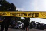 Polisi berjaga saat pemindahan jenazah terduga pelaku teror dari ruang pendingin ke ambulans di RS Bhayangkara, Surabaya, Jawa Timur, Jumat (18/5/2018). Sebanyak tiga jenazah terduga teroris pada ledakan bom di rusunawa Wonocolo Sidoarjo tersebut dipindahkan dan rencananya akan dimakamkan di sebuah pemakaman di Sidoarjo. (ANTARA FOTO/Zabur Karuru)