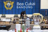 Petugas menata botol minuman etil alkohol sebelum pemusnahan di Kantor Pengawasan dan Pelayanan Bea dan Cukai (KPPBC) tipe Madya Pabean A Bandung, Jawa Barat, Selasa (15/5). KPPBC Bandung memusnahkan barang-barang tegahan tahun 2015-2018 diantaranya minuman mengandung etil alkohol 4.022 botol, makanan dan minuman 478 paket seberat 50 kg, sex toys 308 buah, obat-obatan 207 paket, air gun spare part 1.930 buah, air soft gun 4 set, kosmetik 603 buah dan hasil tembakau 1,2 juta gram dengan estimasi nilai BMN sebesar Rp 1,1 miliar. ANTARA JABAR/M Agung Rajasa/agr/18
