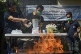 Petugas memusnahkan barang bukti narkotika di Kantor Badan Narkotika Nasional Provinsi Jawa Barat, Bandung, Kamis (3/5). Petugas gabungan dari BNN, Polda Jabar serta bea cukai berhasil menyita dan memusnahkan barang bukti narkotika sebanyak 49,20 kilogram ganja dan sabu seberat 709,26 gram dari hasil operasi periode Januari hingga Maret 2018. ANTARA JABAR/Raisan Al Farisi/agr/18