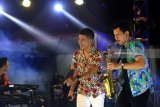 Penyanyi Jaz Hayat (kiri) bersama pemain sexofone tampil membawakan lagu pada gelaran Banyuwangi Beach Jazz Festival di Pantai Boom, Banyuwangi, Jawa Timur, Sabtu (12/5)malam. Penyanyi asal Brunai Darusalam itu, membawakan lagu berjudul Shape on You, Kala Cinta Menggoda, Kasmaran, Inikah Cinta, Lucky dan Single terbarunya yang baru dirilis yaitu 