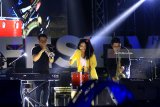 Penyanyi Yura Yunita (tengah) tampil bersama pemain sexofone membawakan lagu pada gelaran Banyuwangi Beach Jazz Festival di Pantai Boom, Banyuwangi, Jawa Timur, Sabtu (12/5)malam. Penampilan Yura di Jazz Pantai itu , membawakan sejumlah lagu hitsnya yang berjudul Berawal dari Tatap, Kataji dan Harus Bahagia. Antara Jatim/Budi Candra Setya/mas/18.