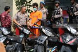 Polisi memperlihatkan barang bukti sejumlah sepeda motor berikut tersangka pencuri dan penggelapan saat gelar kasus di Polres Kediri, Jawa Timur, Selasa (8/5). Dalam sepekan polisi setempat berhasil meringkus tiga tersangka pencuri dan penggelapan berikut mengamankan belasan sepeda motor milik petani yang dicuri saat diparkir di sawah. Antara Jatim/Prasetia Fauzani/zk/18