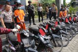 Polisi memperlihatkan barang bukti sejumlah sepeda motor berikut tersangka pencuri dan penggelapan saat gelar kasus di Polres Kediri, Jawa Timur, Selasa (8/5). Dalam sepekan polisi setempat berhasil meringkus tiga tersangka pencuri dan penggelapan berikut mengamankan belasan sepeda motor milik petani yang dicuri saat diparkir di sawah. Antara Jatim/Prasetia Fauzani/zk/18