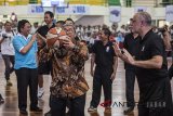 Gubernur Jawa Barat Ahmad Heryawan (kiri) didampingi Jr. NBA Head Coach Carlos Barocca (kanan) bersiap melempar bola basket ke dalam ring pada pelatihan, penguatan tubuh dan pendidikan bola basket di GOR Arcamanik, Bandung, Jawa Barat, Rabu (2/5). Pemprov Jawa Barat dan National Basketball Association (NBA) bekerjasama program Akademi Pelatih Jr. NBA dalam rangka melatih pelatih dan guru olahraga di Jawa Barat untuk mempelajari standar pelatihan NBA di bawah arahan profesional. ANTARA JABAR/M Agung Rajasa/agr/18
