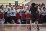 Ribuan guru olahraga mengikuti pelatihan, penguatan tubuh dan pendidikan bola basket di GOR Arcamanik, Bandung, Jawa Barat, Rabu (2/5). Pemprov Jawa Barat dan National Basketball Association (NBA) bekerjasama program Akademi Pelatih Jr. NBA dalam rangka melatih pelatih dan guru olahraga di Jawa Barat untuk mempelajari standar pelatihan NBA di bawah arahan profesional. ANTARA JABAR/M Agung Rajasa/agr/18
