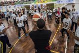 Ribuan guru olahraga mengikuti pelatihan, penguatan tubuh dan pendidikan bola basket di GOR Arcamanik, Bandung, Jawa Barat, Rabu (2/5). Pemprov Jawa Barat dan National Basketball Association (NBA) bekerjasama program Akademi Pelatih Jr. NBA dalam rangka melatih pelatih dan guru olahraga di Jawa Barat untuk mempelajari standar pelatihan NBA di bawah arahan profesional. ANTARA JABAR/M Agung Rajasa/agr/18
