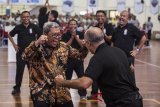 Gubernur Jawa Barat Ahmad Heryawan (kiri) didampingi Jr. NBA Head Coach Carlos Barocca (kanan) mengekspresikan kegembiraan seuasai melempar bola basket ke dalam ring pada pelatihan, penguatan tubuh dan pendidikan bola basket di GOR Arcamanik, Bandung, Jawa Barat, Rabu (2/5). Pemprov Jawa Barat dan National Basketball Association (NBA) bekerjasama program Akademi Pelatih Jr. NBA dalam rangka melatih pelatih dan guru olahraga di Jawa Barat untuk mempelajari standar pelatihan NBA di bawah arahan profesional. ANTARA JABAR/M Agung Rajasa/agr/18
