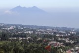 Suasana permukiman serta bangunan vila dan hotel di kawasan Puncak, Kabupaten Bogor, Jawa Barat, Selasa (29/5). Pemerintah Provinsi Jawa Barat mendukung upaya Kementerian Agraria dan Tata Ruang/ Badan Pertanahan Nasional (ATR/BPN) bersama Kepolisian Republik Indonesia (Polri) dalam penanganan hukum bidang penataan ruang yang diatur melalui Undang-Undang Nomor 26 tabun 2017, terkait permasalahan pengendalian dan penertiban pemanfaatan ruang di Kawasan Bandung Utara, Kabupaten Sukabumi, Kabupaten Bandung dan Kawasan Bogor, Puncak, Cianjur (Bopuncur). ANTARA JABAR/Yulius Satria Wijaya/agr/18.