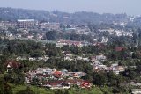 Suasana permukiman serta bangunan vila dan hotel di kawasan Puncak, Kabupaten Bogor, Jawa Barat, Selasa (29/5). Pemerintah Provinsi Jawa Barat mendukung upaya Kementerian Agraria dan Tata Ruang/ Badan Pertanahan Nasional (ATR/BPN) bersama Kepolisian Republik Indonesia (Polri) dalam penanganan hukum bidang penataan ruang yang diatur melalui Undang-Undang Nomor 26 tabun 2017, terkait permasalahan pengendalian dan penertiban pemanfaatan ruang di Kawasan Bandung Utara, Kabupaten Sukabumi, Kabupaten Bandung dan Kawasan Bogor, Puncak, Cianjur (Bopuncur). ANTARA JABAR/Yulius Satria Wijaya/agr/18.