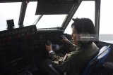 Co Pilot wanita Letda Laut (P/W) Rafika Kennarni berada di dalam kokpit ketika menerbangkan pesawat udara (Pesud) Casa NC212 milik Skuadron Udara 600 Wing Udara-1 Puspenerbal di Lanudal Juanda Surabaya di Sidoarjo, Jawa Timur, Kamis (3/5). Letda Laut (P/W) Rafika Kennarni merupakan salah satu dari dua pilot wanita muda yang dimiliki TNI AL sejak 2015.  Antara Jatim/M Risyal Hidayat/mas/18.