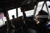 Co Pilot wanita Letda Laut (P/W) Rafika Kennarni berada di dalam kokpit ketika menerbangkan pesawat udara (Pesud) Casa NC212 milik Skuadron Udara 600 Wing Udara-1 Puspenerbal di Lanudal Juanda Surabaya di Sidoarjo, Jawa Timur, Kamis (3/5). Letda Laut (P/W) Rafika Kennarni merupakan salah satu dari dua pilot wanita muda yang dimiliki TNI AL sejak 2015.  Antara Jatim/M Risyal Hidayat/mas/18.