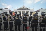 Sejumlah anggota Brimob Polda Jabar melakukan apel pengamanan di halaman Polrestabes Bandung, Jawa Barat, Senin (14/5). Brimob Polda Jabar mengerahkan 20 personil dengan senjata lengkap untuk mengamankan Polrestabes Kota Bandung pascateror bom di Mapolrestabes Surabaya. ANTARA JABAR/Raisan Al Farisi/agr/18