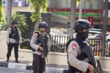 Sejumlah petugas kepolisian bersiaga pascaterjadi penyerangan di Polda Riau, Pekanbaru, Riau, Rabu (16/5/2018). (ANTARA /FB Anggoro)