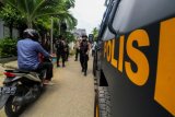 Polisi Sabhara Unit Reaksi Cepat (URC) Polres Lhokseumawe bersenjata lengkap berpatroli di Lhokseumawe, Aceh, Senin (14/5/2018). Aparat Kepolisian memperketat pengamanan guna mengantisipasi tindak kejahatan pascateror bom di Surabaya. (ANTARA FOTO/Rahmad) 