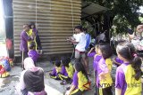 Siswa Paud Mekarwangi mendapatkan pengarahan oleh pelatih wall climbing di Cibinong, Bogor, Jawa Barat, Rabu (9/5). Kegiatan tersebut merupakan proses pengenalan anak-anak pada usia dini tentang olahraga ekstrim salah satunya wall climbing. ANTARA JABAR/Yulius Satria Wijaya/agr/18.
