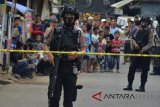 Anggota Polres Tasikmalaya Kota berjaga saat penggeledahan di rumah terduga teroris Kampung Sangkali, Kota Tasikmalaya, Jawa Barat, Selasa (29/5). Detasemen Khusus (Densus) 88 Antiteror Polri mengamankan anak panah, golok besar, senapan angin, buku berisi jihad, dan dokumen serta laptop dari satu rumah pribadi dan dua rumah kontrakan warga berinisial GL, DD, dan AJ, yang terduga terlibat jaringan teroris. ANTARA JABAR/Adeng Bustomi/agr/18.