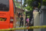 Polisi berjaga saat berlangsung penggeledahan di rumah terduga teroris di Perum Mitrabatik, Kawalu, Kota Tasikmalaya, Jawa Barat, Jumat (18/5). Detasemen Khusus (Densus) 88 Antiteror Polri mengamankan senapan angin, buku berisi jihad dan senjata tajam dari dua rumah kontrakan berinisial FH dan BN yang terduga terlibat jaringan teroris. ANTARA JABAR/Adeng Bustomi/agr/18