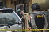 Polisi berjaga saat berlangsung penggeledahan di rumah terduga teroris di Perum Mitrabatik, Kawalu, Kota Tasikmalaya, Jawa Barat, Jumat (18/5). Detasemen Khusus (Densus) 88 Antiteror Polri mengamankan senapan angin, buku berisi jihad dan senjata tajam dari dua rumah kontrakan berinisial FH dan BN yang terduga terlibat jaringan teroris. ANTARA JABAR/Adeng Bustomi/agr/18