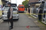 Polisi berjaga saat berlangsung penggeledahan di rumah terduga teroris di Perum Mitrabatik, Kawalu, Kota Tasikmalaya, Jawa Barat, Jumat (18/5). Detasemen Khusus (Densus) 88 Antiteror Polri mengamankan senapan angin, buku berisi jihad dan senjata tajam dari dua rumah kontrakan berinisial FH dan BN yang terduga terlibat jaringan teroris. ANTARA JABAR/Adeng Bustomi/agr/18