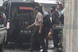 Polisi melakukan penggerebegan di rumah terduga teroris di Kepuharjo, Karangploso, Malang, Jawa Timur, Selasa (15/5). Pasca serangan bom gereja dan Mapolrestabes Surabaya, polisi mengamankan tiga terduga teroris di dua tempat Malang. Antara Jatim/Ari Bowo Sucipto/zk/18.