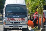 Sejumlah anggota Polisi membawa jenazah terduga teroris di rumah kawasan Perum Puri Maharani, Sukodono, Sidoarjo, Jawa Timur, Senin (14/5). Belum ada informasi dari aparat kepolisian yang memberikan keterangan tentang penangkapan tersebut. Antara Jatim/Umarul Faruq/mas/18.