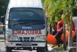 Sejumlah anggota Polisi membawa jenazah terduga teroris di rumah kawasan Perum Puri Maharani, Sukodono, Sidoarjo, Jawa Timur, Senin (14/5/2018). Belum ada informasi dari aparat kepolisian yang memberikan keterangan tentang penangkapan tersebut. (ANTARA /Umarul Faruq) 