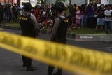 Polisi berjaga saat berlangsung penggeledahan di rumah terduga teroris di kawasan Dukuh Pakis, Surabaya, Jawa Timur, Kamis (17/5). Penggeledahan dalam rangka penyelidikan lanjutan pascapenangkapan terduga teroris di rumah tersebut. Antara Jatim/Zabur Karuru/18