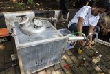 Aktivis lingkungan dari Gerakan Tarik Plastik (Get Plastic) menunggu hasil pembakaran plastik dari mesin GP 007 untuk dijadikan bahan bakar minyak jenis premium saat pelatihan dan sosialisasi pengolahan sampah plastik di Bandung, Jawa Barat, Senin (21/5). Gerakan Tarik Plastik (Get Plastic) merupakan kampanye peduli sampah plastik di 15 kota menyusuri pulau Jawa dan Bali untuk menggerakan masyarakat agar lebih peduli terhadap lingkungannya terutama terkait sampah plastik. ANTARA JABAR/M Agung Rajasa/agr/18
