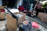 Warga memeriksa barang saat terjadi pengosongan rumah dinas TNI di Komplek Asrama Kodam, Kebayoran Lama, Jakarta, Rabu (9/5/2018). Sebanyak 10 rumah dinas di Komplek tersebut dikosongkan karena rumah-rumah tersebut sudah tidak lagi dihuni oleh para purnawirawan, melainkan oleh anak-anak purnawirawan. (ANTARA FOTO/Rivan Awal Lingga) 