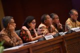 Menko Perekonomian Darmin Nasution (tengah) didampingi Menteri Keuangan Sri Mulyani (kedua kiri), Gubernur BI Perry Warjiyo (kedua kanan), Ketua Dewan Komisioner OJK Wimboh Santoso (kiri) dan Ketua Dewan Komisioner LPS Halim Alamsyah memberikan keterangan pers di kantor Kemenkeu, Jakarta, Senin (28/5/2018). Pemerintah memastikan adanya penguatan koordinasi dan implementasi bauran kebijakan untuk menjaga stabilitas ekonomi serta keberlanjutan reformasi. (ANTARA FOTO/Sigid Kurniawan) 