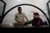 Petugas memeriksa kesehatan seorang lanjut usia (Lansia) pemohon paspor di Kantor Imigrasi Kelas II Blitar, Jawa Timur, Jumat (25/5). Dalam rangka menyongsong peringatan Hari Lansia yang jatuh pada 29 Mei mendatang, Imigrasi Blitar mengadakan pemeriksaan kesehatan gratis serta pengurusan paspor kilat dengan waktu proses kurang dari 10 menit bagi Lansia. Antara Jatim/Irfan Anshori/zk/18