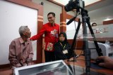 Kepala Imigrasi Blitar Muhammad Akram (Dua Kiri) berbincang dengan pemohon paspor lanjut usia (Lansia) di Kantor Imigrasi Kelas II Blitar, Jawa Timur, Jumat (25/5). Dalam rangka menyongsong peringatan Hari Lansia yang jatuh pada 29 Mei mendatang, Imigrasi Blitar mengadakan pemeriksaan kesehatan gratis serta pengurusan paspor kilat dengan waktu proses kurang dari 10 menit bagi Lansia. Antara Jatim/Irfan Anshori/zk/18