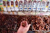 Pedagang memilah kurma yang dijual di Jalan KH Mas Mansyur, Tanah Abang, Jakarta Pusat, Selasa (15/5/2018). Menjelang bulan Ramadan penjualan kurma di kawasan tersebut meningkat hingga 40 persen dibandingkan dengan hari biasa, kurma tersebut biasanya menjadi salah satu menu pilihan untuk berbuka puasa. (ANTARA FOTO/Sigid Kurniawan)