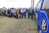 Warga mengantre untuk menukarkan uang pecahan baru di mobil kas Bank Indonesia di Alun-alun Indramayu, Jawa Barat, Kamis (31/5). Bank Indonesia Kantor Perwakilan Cirebon menyiapkan uang pecahan baru sebanyak Rp5,59 triliun selama Ramadan dan menggandeng enam perbankan umum untuk membuka layanan penukaran uang pecahan. ANTARA JABAR/Dedhez Anggara/agr/18.