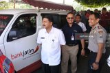 Kepala Kantor Perwakilan Wilayah Bank Indonesia Jember Hestu Wibowo (kedua kiri), Asisten Perekonomian dan Pembangunan Pemkab Jember Edy B Susilo (kiri), dan Kapolsek Patrang AKP Mahrobi Hasan (kanan), melihat mobil kas keliling perbankan di Alun-alun Jember, Jawa Timur, Rabu (30/5). Bank Indonesia Jember menyiapkan uang baru sebanyak Rp7,2 triliun selama Ramadan hingga Lebaran 2018 dan menggandeng delapan perbankan umum untuk melakukan kegiatan kas keliling dengan menyediakan jasa penukaran uang pecahan. Antara Jatim /Seno/zk/18.