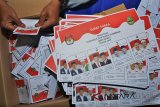 Pekerja melipat lembaran surat suara pemilihan Gubernur Jabar di Eks Kantor Direktorat, Kota Tasikmalaya, Jawa Barat, Kamis (31/5). Komisi Pemilihan Umum Provinsi Jawa Barat menargetkan penyortiran surat suara untuk Pilgub Jabar 2018 selesai sebelum Lebaran, dengan jumlah surat suara sesuai jumlah DPT mencapai 31.735.133 orang dan menyiapkan 2,5 persen surat suara tambahan dari jumlah DPT yang tersebar di 627 kecamatan, 5.957 desa/kelurahan dan akan memilih di 74.944 TPS. ANTARA JABAR/Adeng Bustomi/agr/18