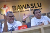 Ketua KPU Arief Budiman (kiri) bersama Ketua Bawaslu Abhan menjadi pembicara dalam diskusi yang diprakarsai Komunitas Pewarta Pemilu di Media Center Bawaslu, Jakarta, Senin (7/5/2018). Diskusi publik tersebut mengangkat tema Peran Media dalam Mewujudkan Pemilu Damai dan Berintegritas serta deklarasi jurnalisme damai dan beretika dalam pemilu. (ANTARA /Wahyu Putro A) 