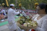 Umat Hindu melakukan ritual sembahyang Galungan di Pura alam Tulung Urip di Tulungagung, Jawa Timur, Rabu (30/5). Perayaan Galungan dirayakan umat Hindu setiap 210 hari sebagai hari kemenangan Dharma (kebenaran) melawan Adharma (kejahatan). Antara jatim/Destyan Sujarwoko/zk/18