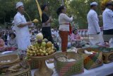 Umat Hindu melakukan ritual sembahyang Galungan di Pura alam Tulung Urip di Tulungagung, Jawa Timur, Rabu (30/5). Perayaan Galungan dirayakan umat Hindu setiap 210 hari sebagai hari kemenangan Dharma (kebenaran) melawan Adharma (kejahatan). Antara jatim/Destyan Sujarwoko/zk/18