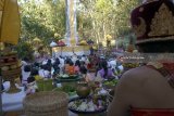Umat Hindu melakukan ritual sembahyang Galungan di Pura alam Tulung Urip di Tulungagung, Jawa Timur, Rabu (30/5). Perayaan Galungan dirayakan umat Hindu setiap 210 hari sebagai hari kemenangan Dharma (kebenaran) melawan Adharma (kejahatan). Antara jatim/Destyan Sujarwoko/zk/18