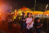 Umat Budha mengelilingi patung Budha Tidur saat perayaan Waisak Puja 2562 BE di Mahavihara Mojopahit Trowulan Mojokerto, Jawa Timur, Selasa (29/5). Perayaan hari raya umat Budha tersebut mengangkat tema Harmoni Dalam Kebhinekaan Untuk Bangsa. Antara Jatim/Zabur Karuru/18