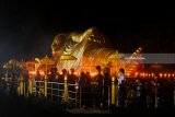 Umat Budha mengelilingi patung Budha Tidur saat perayaan Waisak Puja 2562 BE di Mahavihara Mojopahit Trowulan Mojokerto, Jawa Timur, Selasa (29/5). Perayaan hari raya umat Budha tersebut mengangkat tema Harmoni Dalam Kebhinekaan Untuk Bangsa. Antara Jatim/Zabur Karuru/18