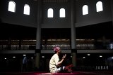 Umat muslim berdoa seusai membaca alquran saat bulan Ramadan di Masjid Raya Bandung, Jawa Barat, Rabu (23/5). Bulan Ramadan umat muslim memanfaatkan waktu dengan memperbanyak ibadah dengan membaca Alquran dan melaksanakan salat-salat sunah di masjid. ANTARA JABAR/M Agung Rajasa/agr/18
