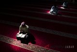 Umat muslim membaca alquran saat bulan Ramadan di Masjid Raya Bandung, Jawa Barat, Rabu (23/5). Bulan Ramadan umat muslim memanfaatkan waktu dengan memperbanyak ibadah dengan membaca Alquran dan melaksanakan salat-salat sunah di masjid. ANTARA JABAR/M Agung Rajasa/agr/18
