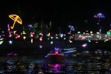 Warga menaiki perahu menyusuri Sungai Kalimas yang dipasangi lampion warna-warni di Surabaya, Jawa Timur, Selasa (29/5). Pemasangan lampion warna-warni tersebut guna mempercantik sungai Kalimas sekaligus memperingati Hari Jadi Kota Surabaya ke-725 yang diperingati pada 31 Mei. Antara jatim/Moch Asim/zk/18