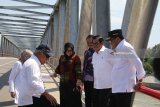 Menteri Pekerjaan Umum dan Perumahan Rakyat (PUPR) Mochamad Basuki Hadimuljono (kiri) didampingi Menteri Perhubungan Budi Karya Sumadi (kanan) dan Sekertaris Kabinet Pramono Anung Wibowo (ke dua kanan) meninjau jembatan Wijaya Kusuma yang baru saja diresmikan di Desa Branggahan, Kediri, Jawa Timur, Selasa (29/5). Pembangunan jembatan di atas sungai Brantas senilai Rp32 miliar tersebut guna mendukung rencana jalan strategis nasional lingkar gunung Wilis meliputi wilayah Kediri, Nganjuk, Madiun, Ponorogo, Trenggalek, dan Tulungagung. Antara Jatim/Prasetia Fauzani/zk/18